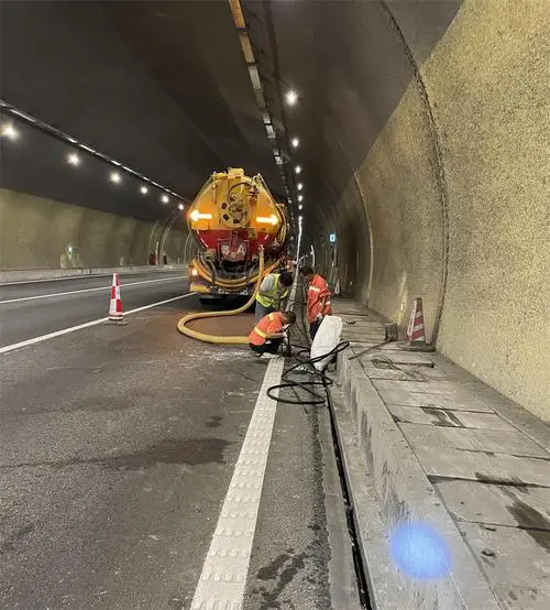 泗水隧道排水渠清淤